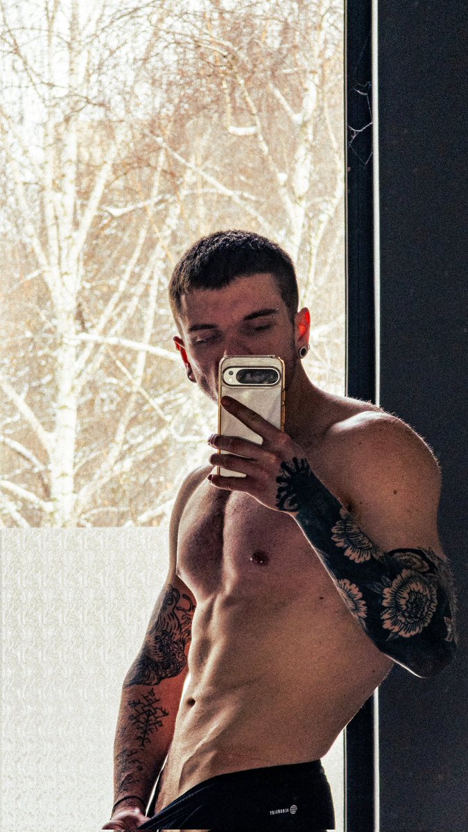 homo-graphy tweet media