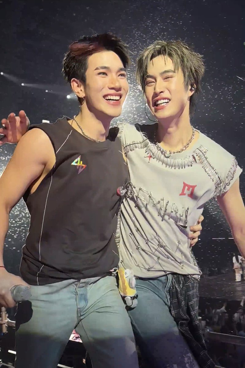 ฉันยืนอยู่ตรงนี้ แม้มีผู้คนรายล้อมนับพัน
ช่างมันเพราะฉันไม่คิดมองใครอื่นเลย✨💓

⋆. 𐙚 ˚#GeminiFourth #เจมีไนน์โฟร์ท ˚₊·—̳͟͞͞♡