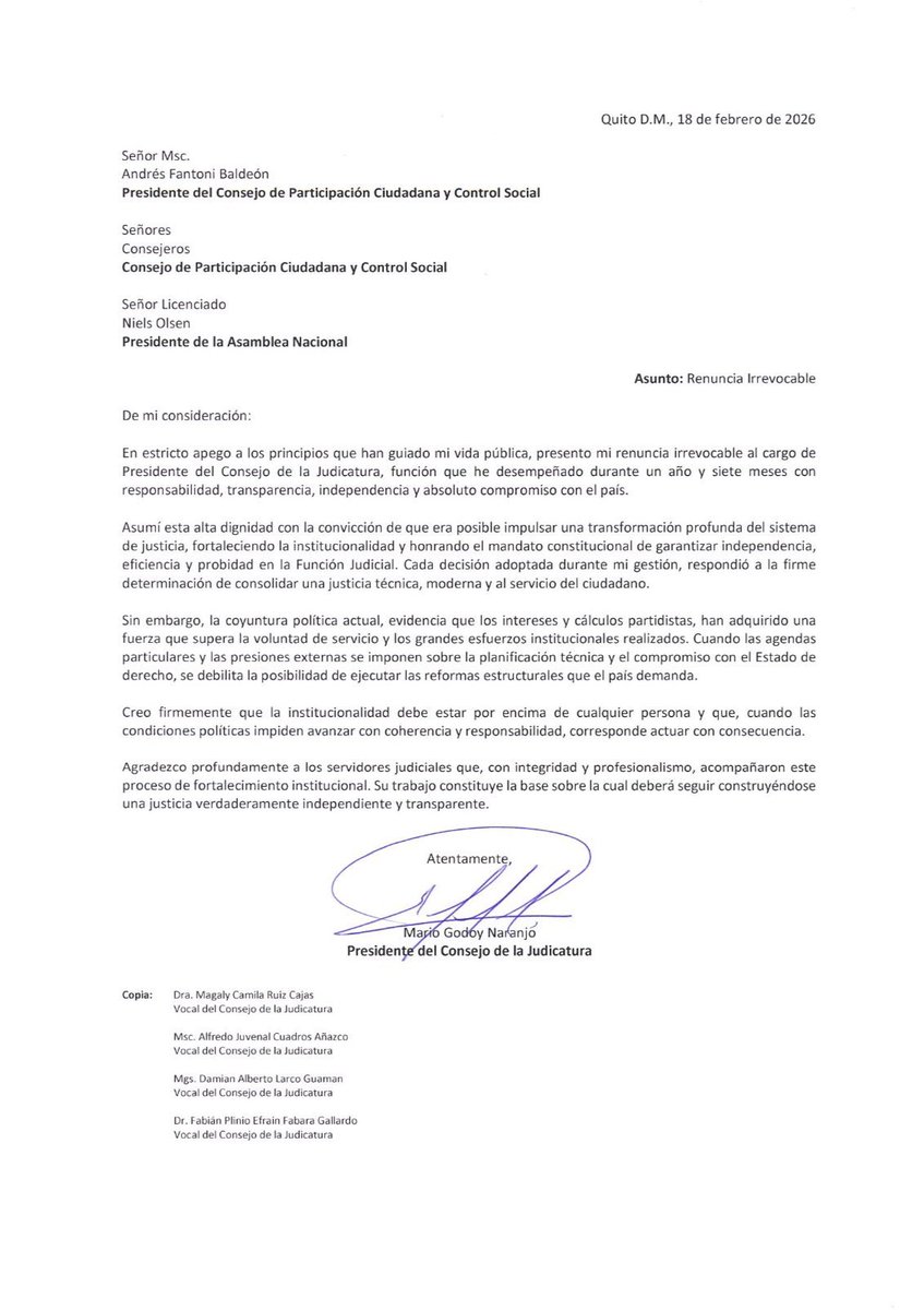 Que no nos tomen por ingenuos. La renuncia de Mario Godoy, preparada entre sombras con Carondelet y los asambleístas de ADN, no borra los hechos, no extingue responsabilidades y, sobre todo, no sustituye la censura. La censura no es un trámite administrativo: es un acto político