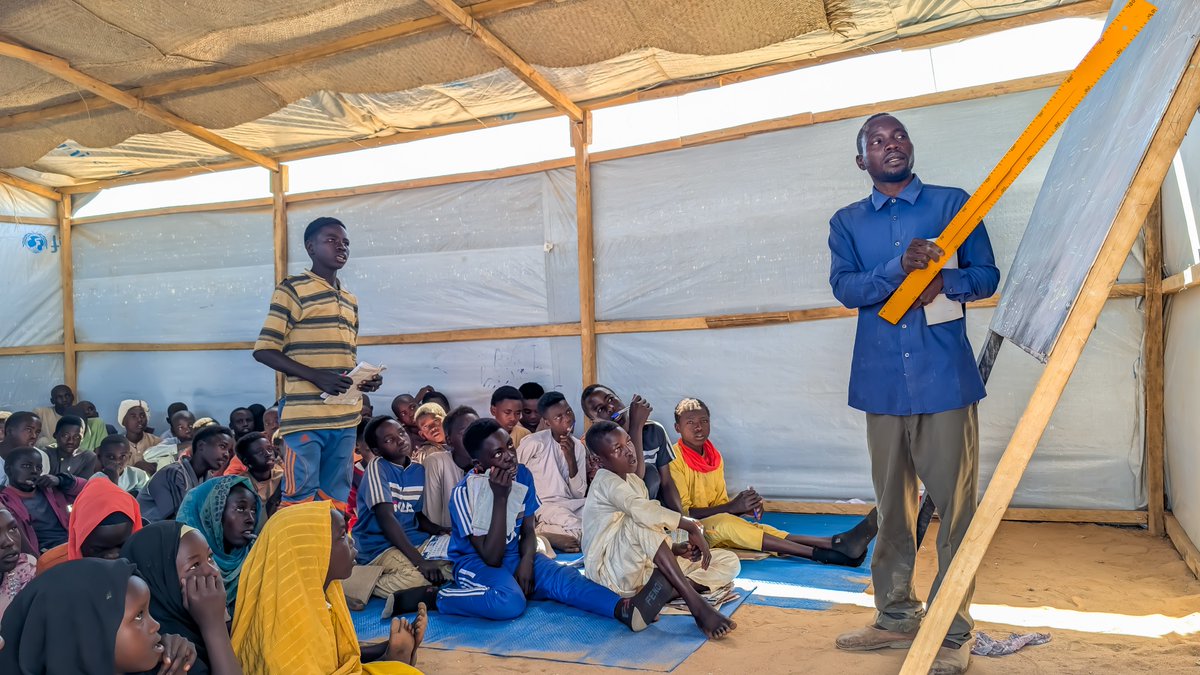 UNICEFChad's tweet photo. Despite the crisis, learning goes on for Sudanese #refugee #children in Marassabré, eastern Chad🇹🇩.

25 temporary learning spaces are helping keep #education and children’s dreams alive, thanks to @UNICEF and funding from partners🇮🇹🇦🇪. https://t.co/8MkYMjwjxs