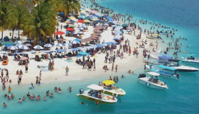 #17Feb #Morrocoy
La conservacionista Karen Brewer‑Carías alertó sobre los riesgos al frágil ecosistema del Parque Nacional Morrocoy tras la masiva afluencia de visitantes en Carnaval, enfatizando la necesidad de proteger sus arrecifes, manglares y fauna para evitar daños