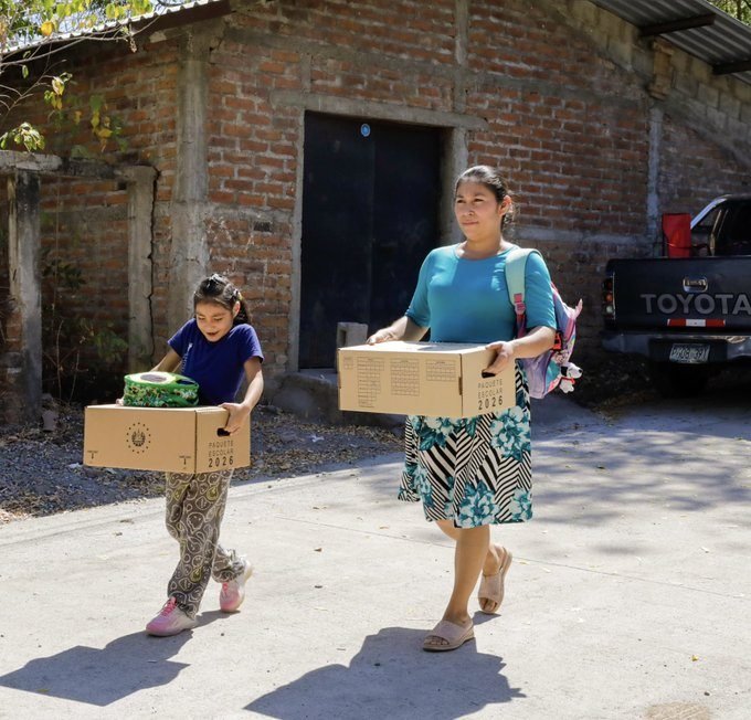 La entrega de paquetes escolares, continúa en todo El Salvador.
