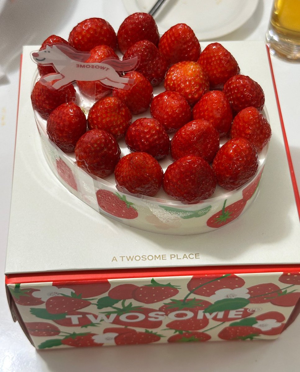 투썸 생딸기 듬뿍 우유 생크림 짱 마싯다
딸기가 마싯구 커스터드 크림이야 //