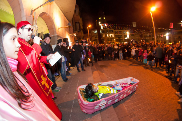 AjTorello's tweet photo. 🎭 L’Enterrament de la Sardina tanca l’edició 2026 del @Carnavaltorello. 

🕢 L'acte començarà a les 19.30 h amb la vetlla de la capella ardent al @Teatrecirvianum. 

🔗 https://t.co/K5elyvtoGu https://t.co/29gz1Cxg6v