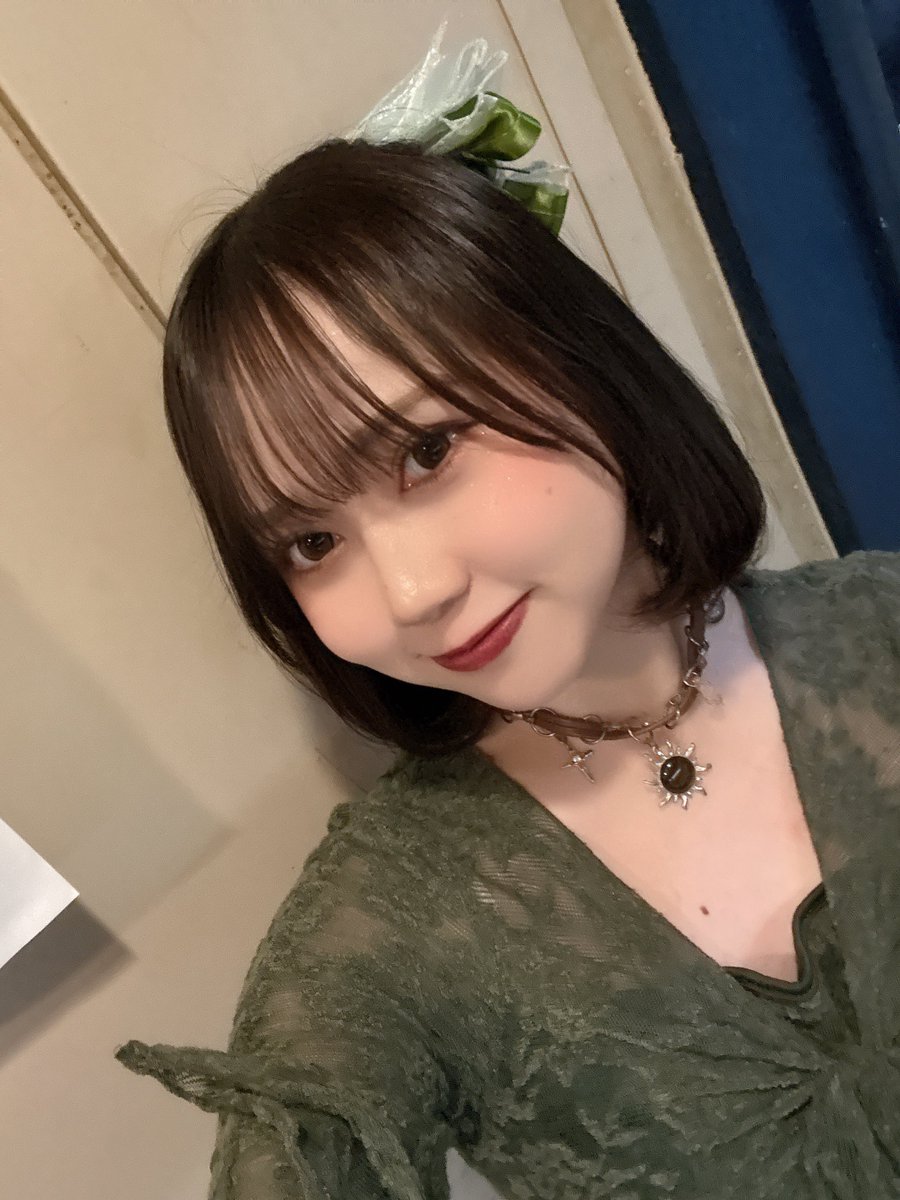 明日はこちら〜！💚
毎月お世話になってるヨドバシカメラ梅田店さんにてフリーライブに出演させていただきます！🫶
観覧無料だからちょっとでもお時間合う方だったり、お仕事終わりとか用事終わりとかでもぜひぜひ待ってるね！💚
 #しゅかしゅん  #大阪春夏秋冬