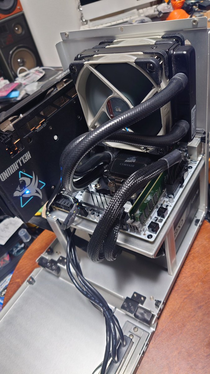 Pine1973's tweet image. JGINYUE X99I-SERVERちゃん
昨日は適当に取り回してた配線類を整理したよー(*´∀`)♪
ITXのこのミチミチ感が大好きです＼(^o^)／