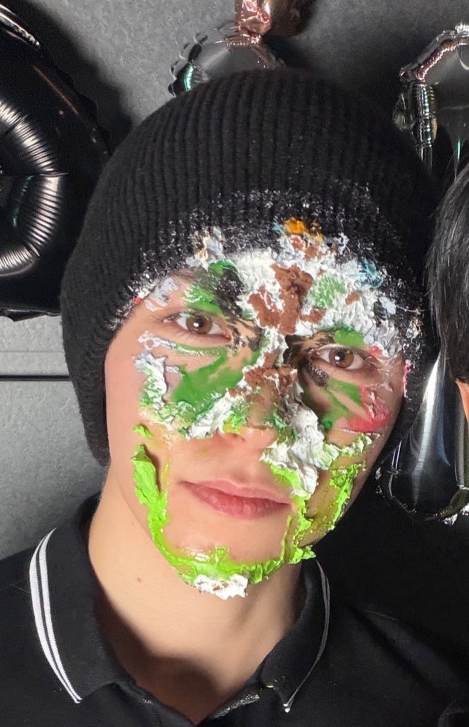 아니 퍼컬에 맞아서 혈색이 좋은건지 케이크에 얼굴박고 행복하고 흥분해서 혈색이 좋은건지 구분이 안가잔아요ㅠㅜㅠㅠㅠㅠㅠㅠ