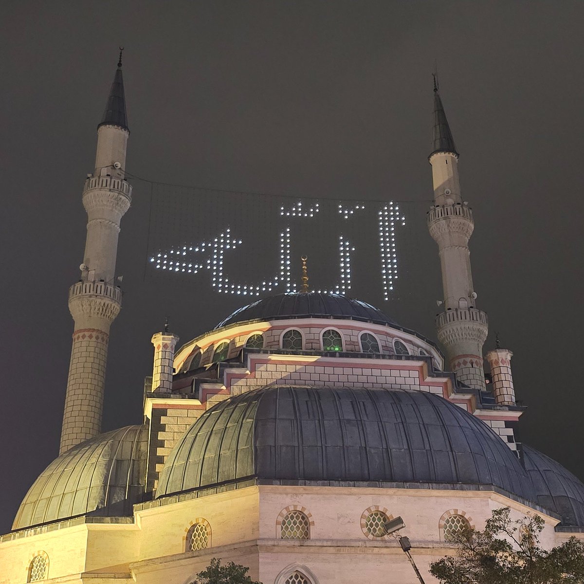 Hiç kimsenin “âmîn”ini hafife alma.
Kimin duâsı arşa değer, kimin sözü kapıyı açar bilemezsin...

Belki titrek bir dudaktan dökülen o “âmîn”,
senin yıllardır araladığın kapının anahtarıdır!

Duâ eden görünür,
kabul eden görünmez.
Biz sesi duyarız,
kalbi Allâh bilir...