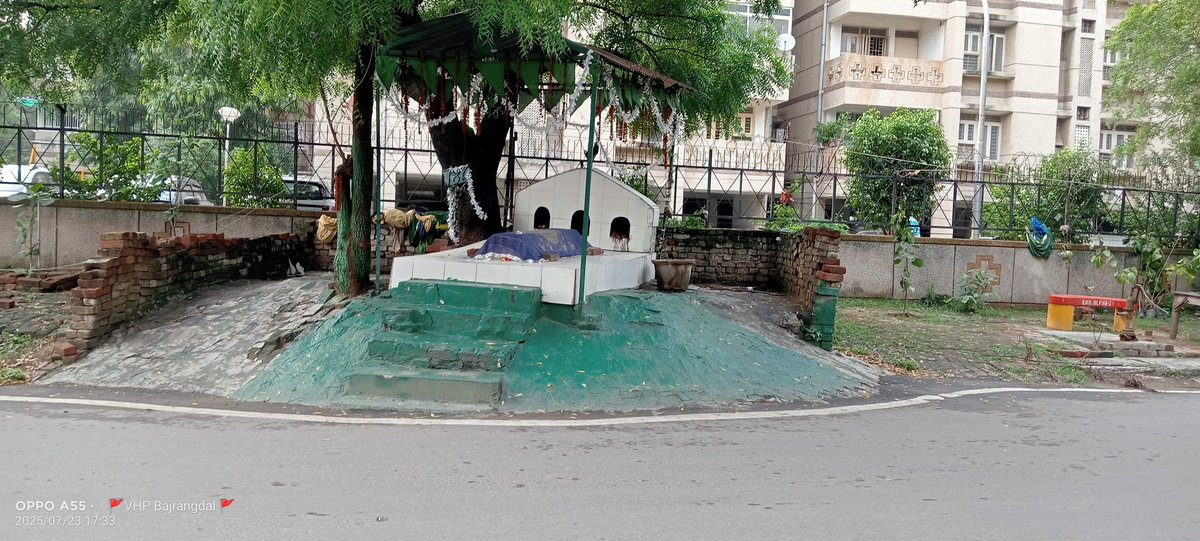 fatehnagar2's tweet photo. यह अवैध मजार @OfficialGNIDA के अंतर्गत आने वाले सेक्टर अल्फ़ा 1 गेट no 3 के पास बनी हुई है जिसकी कई बार शिकायत करने के बाद भी अभी तक कोई कार्यवाही नहीं हुई है।अगर प्राधिकरण या संबंधित विभाग कोई कार्यवाही नहीं करता है तो समस्त हिंदू समाज इस अवैध मजार को ध्वस्त कर देगा।@dmgbnagar @Uppolice @noidapolice @dgpup @BharatiyaTalk @UPGovt @ChiefSecyUP @SureshChavhanke @SudarshanNewsUp @sudhirchaudhary @aajtak @SonOfBharat7 @BajrangDalOrg @dr_maheshsharma @TufailChaturve @myogiadityanath @NeerajDoneria @anjanaomkashyap @KumaarSaagar