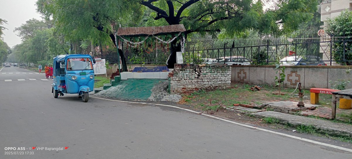fatehnagar2's tweet photo. यह अवैध मजार @OfficialGNIDA के अंतर्गत आने वाले सेक्टर अल्फ़ा 1 गेट no 3 के पास बनी हुई है जिसकी कई बार शिकायत करने के बाद भी अभी तक कोई कार्यवाही नहीं हुई है।अगर प्राधिकरण या संबंधित विभाग कोई कार्यवाही नहीं करता है तो समस्त हिंदू समाज इस अवैध मजार को ध्वस्त कर देगा।@dmgbnagar @Uppolice @noidapolice @dgpup @BharatiyaTalk @UPGovt @ChiefSecyUP @SureshChavhanke @SudarshanNewsUp @sudhirchaudhary @aajtak @SonOfBharat7 @BajrangDalOrg @dr_maheshsharma @TufailChaturve @myogiadityanath @NeerajDoneria @anjanaomkashyap @KumaarSaagar