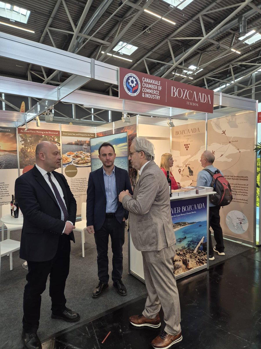 bozcaada_bld's tweet photo. Almanya’nın Münih kentinde bugün kapılarını açan https://t.co/tTIfP2Tg0w.e Travel Fair 2026’da Bozcaada standımızla yerimizi aldık ve ilk misafirlerimizi ağırlamaya başladık.

Avrupa’nın en büyük turizm fuarlarından biri olarak kabul edilen organizasyon; seyahat, doğa turizmi, kamp-karavan, bisiklet ve kültür rotaları gibi birçok alanda binlerce ziyaretçiyi ve sektör temsilcisini bir araya getiriyor. Bu güçlü uluslararası platformda adamızın doğal güzelliklerini, kültürel mirasını, gastronomisini ve sürdürülebilir turizm anlayışını anlatma fırsatı buluyoruz.

Bozcaada Belediyemizin, Çanakkale Sanayi ve Ticaret Odası iş birliği ve desteğiyle katıldığı fuarda, Bozcaada’yı her yönüyle tanıttığımız özel standımızda misafirlerimizi ağırladık. İngilizce ve Almanca tanıtım broşürlerimiz, kataloğumuz ve bu fuar için hazırladığımız videomuz ile standımız ilk günden büyük ilgi gördü.

Bozcaada Belediye Başkanımız Yahya Göztepe ve Meclis Üyemiz Günay Yurdakul, 18–22 Şubat tarihleri arasında devam edecek fuarda ziyaretçilerle birebir görüşerek adamızın turizm potansiyelini paylaşıyor.

Ayrıca standımızı ziyaret eden Münih Başkonsolosumuz Sayın Süalp Erdoğan’a ve Münih Ticaret Ataşelerimize de nazik ziyaretleri için teşekkür ederiz. Başkanımız Yahya Göztepe ile Bozcaada üzerine turizm ve ticaret odaklı verimli bir görüşme gerçekleştirdiler.

Turizm sektörünün kıdemli isimlerinden Hüseyin Baraner de Bozcaada standımızı ziyaret ederek Başkan Göztepe ile ada turizmi üzerine bir süre görüş alışverişinde bulundu.

Bozcaada’nın uluslararası tanıtımına katkı sunmayı ve olası iş birlikleri üzerine görüşmeler yapmayı sürdürüyoruz.