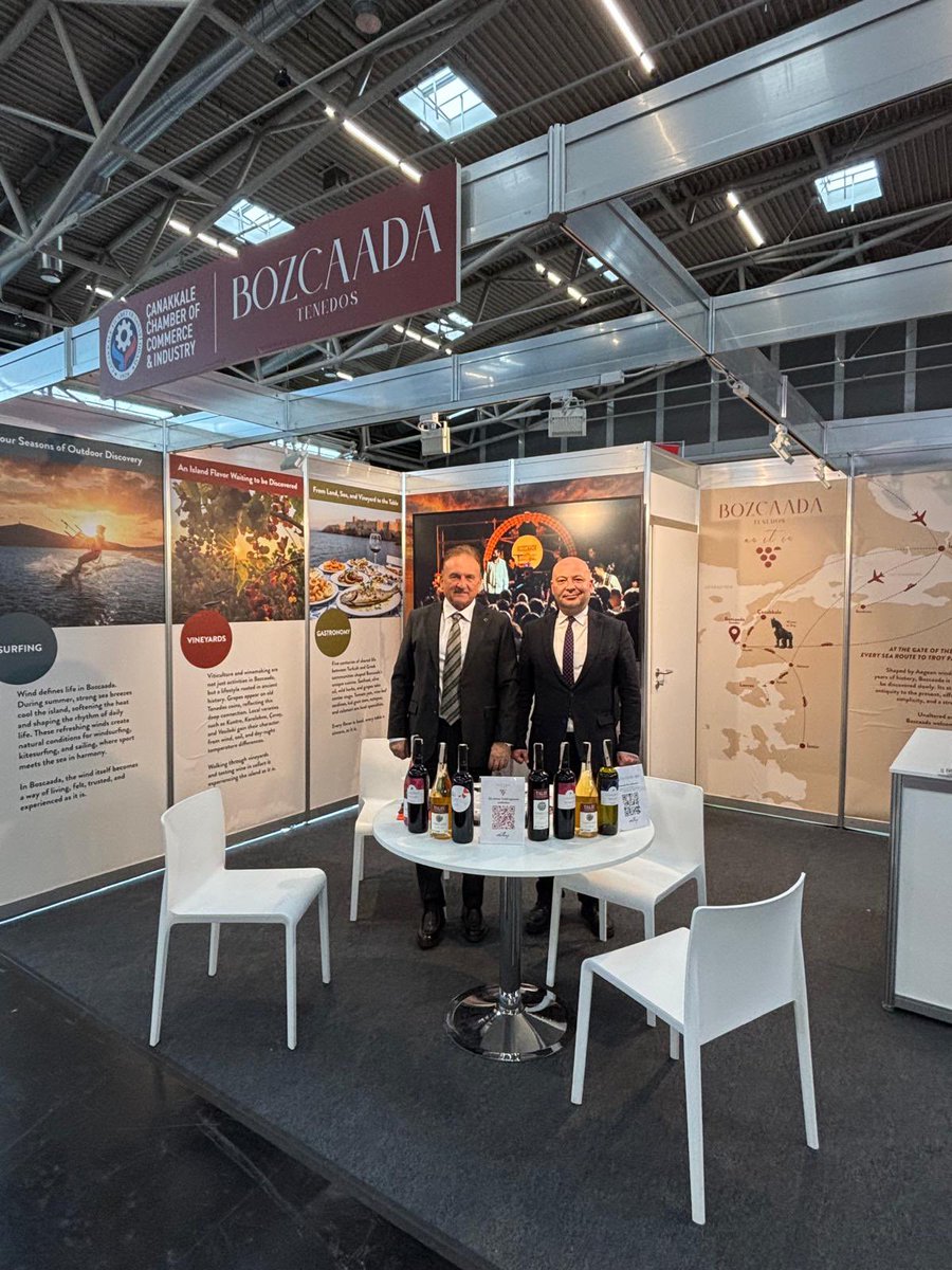 bozcaada_bld's tweet photo. Almanya’nın Münih kentinde bugün kapılarını açan https://t.co/tTIfP2Tg0w.e Travel Fair 2026’da Bozcaada standımızla yerimizi aldık ve ilk misafirlerimizi ağırlamaya başladık.

Avrupa’nın en büyük turizm fuarlarından biri olarak kabul edilen organizasyon; seyahat, doğa turizmi, kamp-karavan, bisiklet ve kültür rotaları gibi birçok alanda binlerce ziyaretçiyi ve sektör temsilcisini bir araya getiriyor. Bu güçlü uluslararası platformda adamızın doğal güzelliklerini, kültürel mirasını, gastronomisini ve sürdürülebilir turizm anlayışını anlatma fırsatı buluyoruz.

Bozcaada Belediyemizin, Çanakkale Sanayi ve Ticaret Odası iş birliği ve desteğiyle katıldığı fuarda, Bozcaada’yı her yönüyle tanıttığımız özel standımızda misafirlerimizi ağırladık. İngilizce ve Almanca tanıtım broşürlerimiz, kataloğumuz ve bu fuar için hazırladığımız videomuz ile standımız ilk günden büyük ilgi gördü.

Bozcaada Belediye Başkanımız Yahya Göztepe ve Meclis Üyemiz Günay Yurdakul, 18–22 Şubat tarihleri arasında devam edecek fuarda ziyaretçilerle birebir görüşerek adamızın turizm potansiyelini paylaşıyor.

Ayrıca standımızı ziyaret eden Münih Başkonsolosumuz Sayın Süalp Erdoğan’a ve Münih Ticaret Ataşelerimize de nazik ziyaretleri için teşekkür ederiz. Başkanımız Yahya Göztepe ile Bozcaada üzerine turizm ve ticaret odaklı verimli bir görüşme gerçekleştirdiler.

Turizm sektörünün kıdemli isimlerinden Hüseyin Baraner de Bozcaada standımızı ziyaret ederek Başkan Göztepe ile ada turizmi üzerine bir süre görüş alışverişinde bulundu.

Bozcaada’nın uluslararası tanıtımına katkı sunmayı ve olası iş birlikleri üzerine görüşmeler yapmayı sürdürüyoruz.