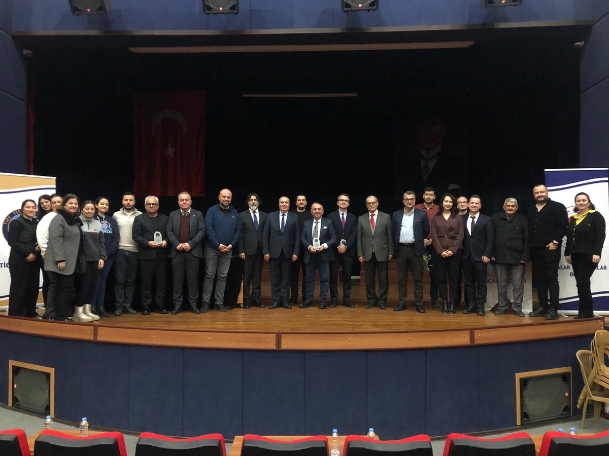 Tire Ticaret Odası’ndan Ekonomi Çıkartması

Odamız ev sahipliğinde, Tire Belediyesi Kültür Salonu’nda gerçekleştirdiğimiz "Ekonomi Söyleşileri" panelinde iş dünyası ve akademinin dev isimlerini ağırladık.