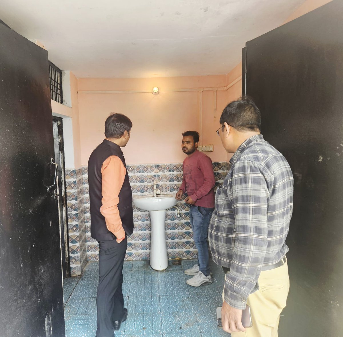 BdoLaharpur's tweet photo. ग्राम पंचायत शेरपुर में आकस्मिक निरीक्षण कर व्यवस्थाएं देखीं एवं योजनाओं के प्रभावी क्रियान्वयन,अभिलेखों को अद्यतन रखने, गुणवत्तापूर्ण निर्माण कार्य आदि के आवश्यक निर्देश सर्वसम्बन्धित को दिए।
@dm_sitapur @CdoSitapur @UpCrd @UpRuralDev https://t.co/zLq9onT9XG