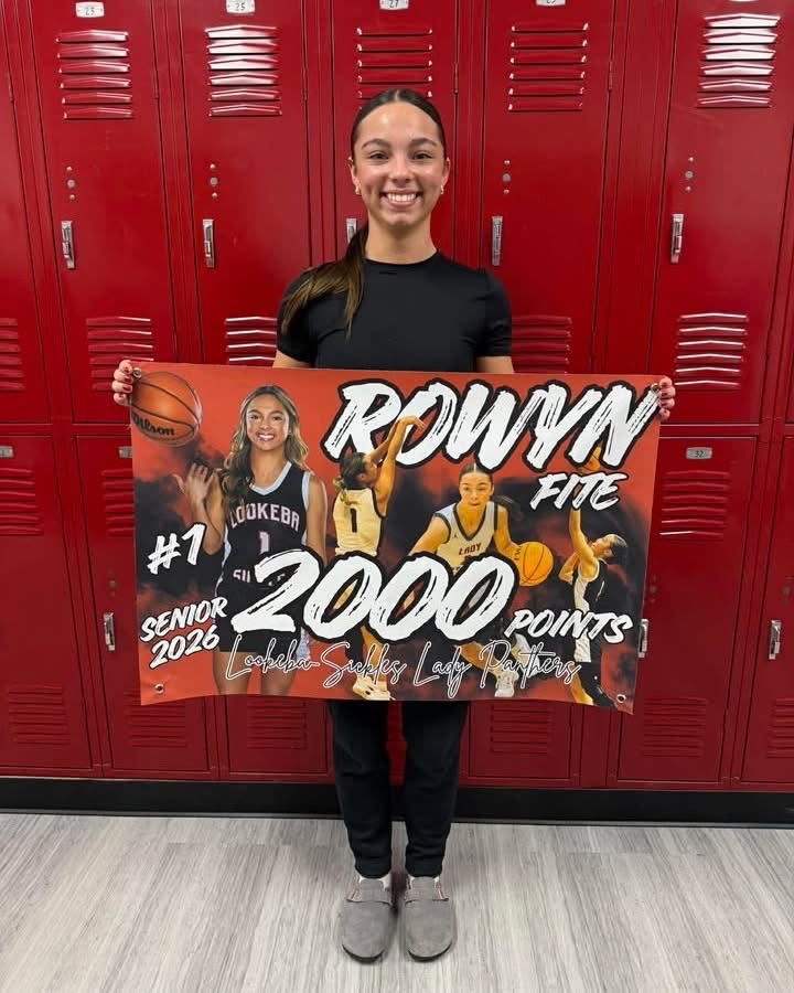 OklahomaSwarm1's tweet photo. 2️⃣0️⃣0️⃣0️⃣ CAREER POINTS 🥶

Rowyn Fite just joined elite company.

Two. Thousand. Buckets.

And here’s what makes it different… she did it playing on a torn ACL.

No excuses. Just toughness, grit, and straight-up scoring.

Oklahoma history type numbers🔥

#2000PointClub #OKSwarm https://t.co/XKw8gcOh8O