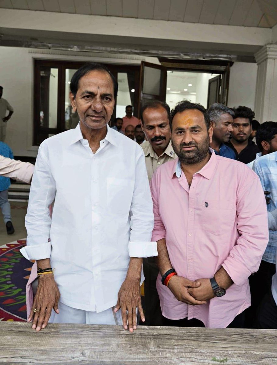 BosaniP's tweet photo. కేసీఆర్ అనే మూడు అక్షరాలు జై తెలంగాణ యుద్ధ నినాదం, దశాబ్దాల తెలంగాణ ఆత్మగౌరవ గర్జన.
తెలంగాణ ప్రజలకు ఎనలేని విశ్వాసం, ఎనలేని ప్రేరణ అయిన ప్రియతమ నేత కే���ీఆర్ గారి��ి వ్యవసాయ క్షేత్రము లో కలిసి జన్మదిన శుభాకాంక్షలు తెలియజేయడం జరిగింది.
@BRSparty @KTRBRS @BrsBandari @TheHimanshuRaoK https://t.co/covOo46q5z
