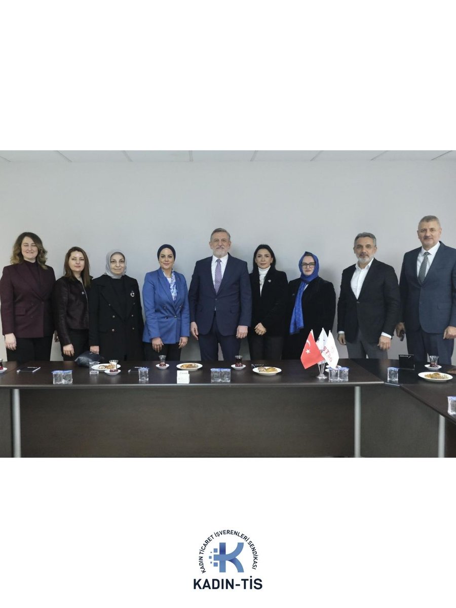 Kadın-Tis Kurucu Genel Başkanımız Sn. Esra Oksay ve beraberindeki yönetim kurulu üyeleri Bursa Ticaret ve Sanayi Odası Başkanı Sn. İbrahim Burkayı’ı makamında ziyaret ettiler. Kendilerine nazik ev sahiplikleri için teşekkür ederiz.

#kadıntis #bursaticaretvesanayiodası