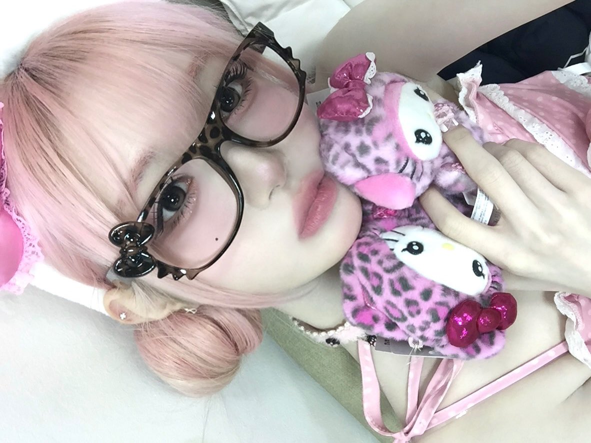 BRRY502's tweet photo. 공듀님 갸루네컷이야 🥺💖 https://t.co/urjJ2Vk6e0