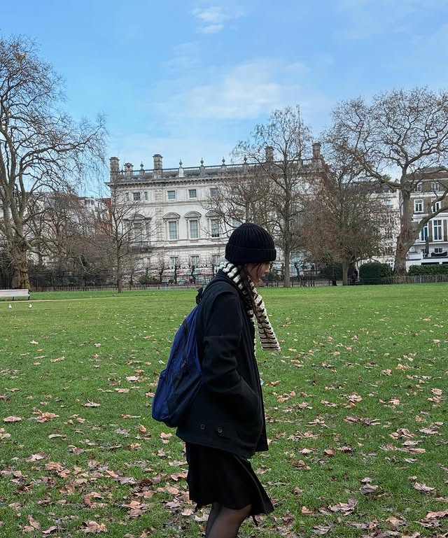 ohyezu's tweet photo. Frolicking in a London field because therapy is expensive and grass is free (and if you saw a suspiciously tall bunny... Please look away) https://t.co/X14UWuoCY4