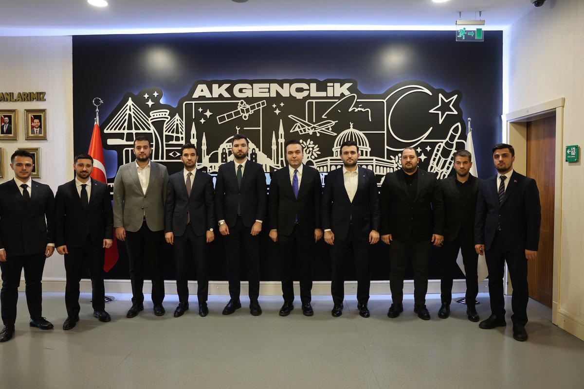 osmannazlier's tweet photo. Bağcılar İlçe Gençlik Kolları Başkanlığı Enes Çetin kardeşimize emanet.

Görevi devreden Halil İbrahim Güneş’e bugüne kadar vermiş olduğu emeklerden dolayı teşekkür eder, Enes kardeşimize yeni görevinde başarılar dilerim.

AK Partimize ve İstanbul teşkilatımıza hayırlı olsun. 🫱🏻‍🫲🏻