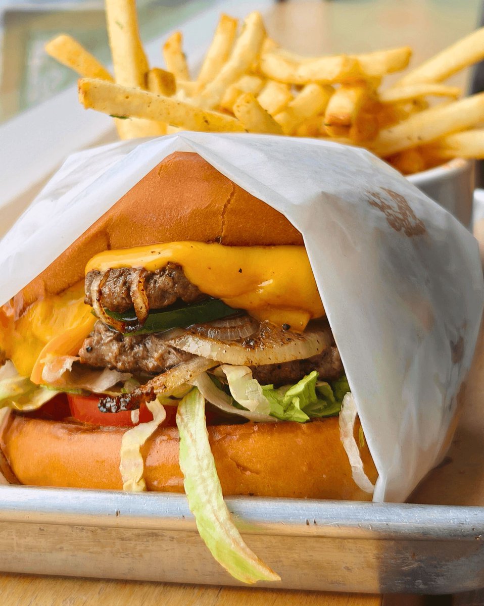 There are very few problems that a wagyu smash burger with jalapeños can't solve. 🍔 

🍻 ❤️ 🤘