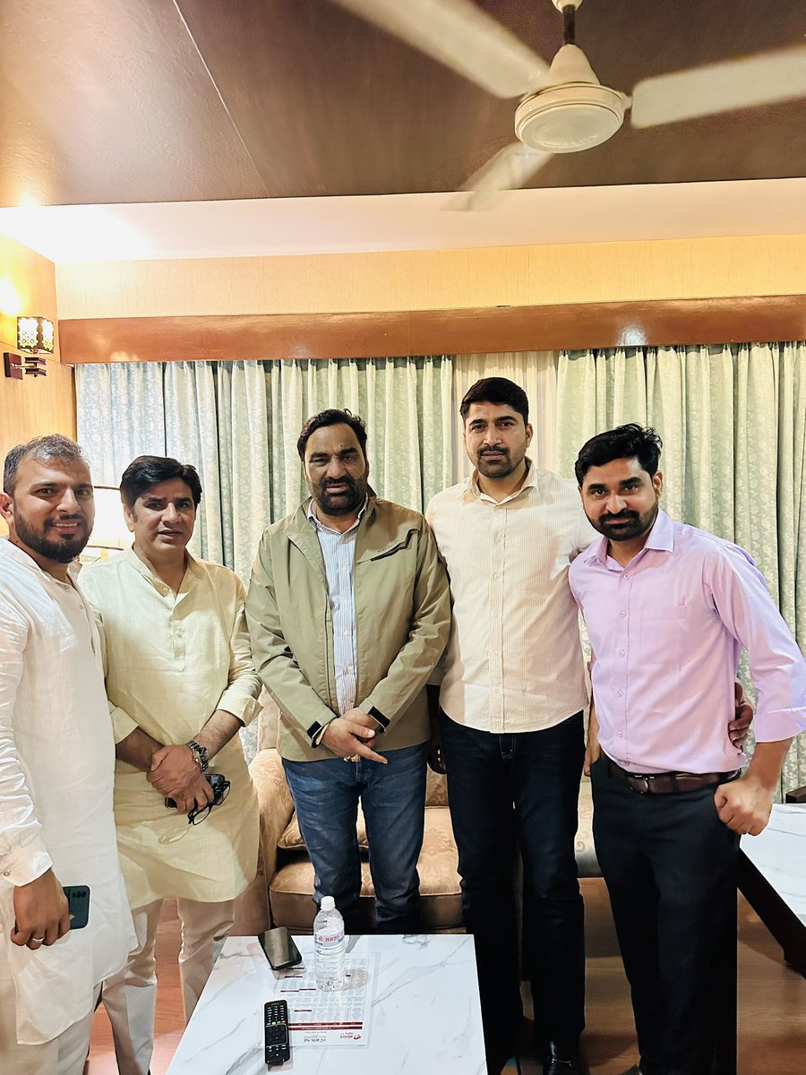 ShriramBijarnia's tweet photo. आज तिरुपति (आंध्रप्रदेश) में श्री जाट समाज ट्रस्ट, तिरूपति द्वारा आयोजित हो रहे कार्यक्रम में रालोपा सुप्रिमो नागौर सांसद श्री हनुमान बेनीवाल जी से सुखद मुलाकात ।।
जय तेजाजी 🙏🏻
@hanumanbeniwal https://t.co/dVKiXOdJn7