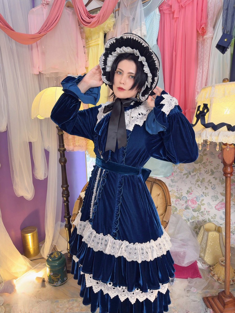 この日はセットのボンネットが、まだなかったのかな？なので黒白