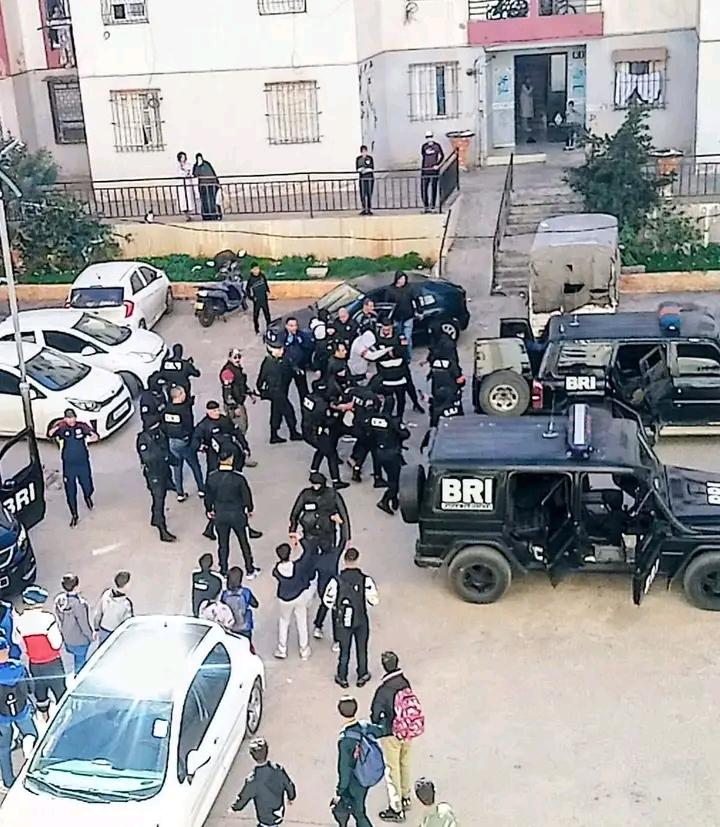 في هذه الأثناء تم إلقاء القبض على هؤلاء الشرذمة، نسأل الله أن يعين رجال الأمن على كل حثالة محتال. 
وأن يسخر لبلادنا رئيسا يطبق القصاص والحدود في حقهم وليس السجن