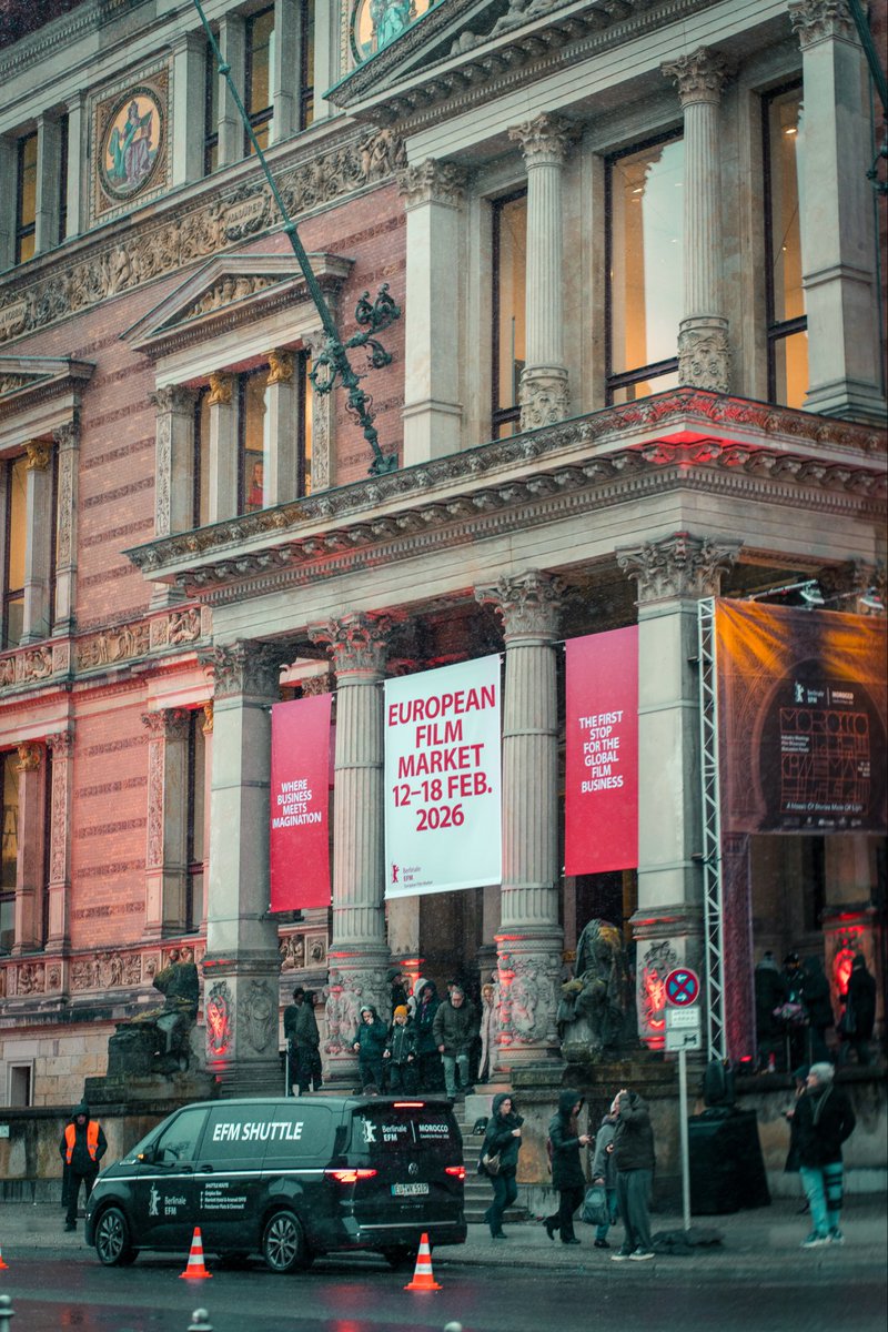 AlEmbGermany's tweet photo. 📌🇩🇪 | Wie jedes Jahr nahm das Nationale Zentrum für Kinematografie Albaniens am European Film Market – Berlinale 2026 teil, der vom 12.–18. Februar stattfand 🎬🎞️🇩🇪

🇦🇱❤️🇽🇰 Am gemeinsamen Pavillon mit dem Kosovo Cinematography Center führte das Nationale Zentrum für Kinematografie Albaniens Treffen mit Produzenten, Regisseuren, Institutionen, internationalen Filmfestivals und weiteren Partnern durch, die an Kooperationen mit Albanien interessiert sind.

🎥 Die jährliche Präsenz albanischer Produzenten und Regisseure, die ihre Projekte gemeinsam mit internationalen Koproduzenten entwickeln, präsentiert die albanische Kinematografie auf seriöse und würdige Weise auf der internationalen Bühne.

✅ An den verschiedenen Veranstaltungen und Aktivitäten der Berlinale 2026 nahm auch die Botschafterin Albaniens in Berlin, Frau Adia Sakiqi, teil.

🇦🇱 Botschafterin Sakiqi besuchte insbesondere den albanischen Pavillon und traf sich mit Vertretern des NZKA sowie mit Filmschaffenden und Regisseuren aus Albanien und dem Kosovo, die an der Berlinale teilnahmen. Während des Treffens wurden zukünftige Projekte der Botschaft Albaniens in Berlin im Filmbereich sowie Möglichkeiten zur weiteren Unterstützung des albanischen Kinos bei ähnlichen internationalen Veranstaltungen besprochen 📽️🎞️

—————

📌🇦🇱 | Si çdo vit, Qendra Kombëtare e Kinematografisë së Shqipërisë mori pjesë në European Film Market – Berlinale 2026, i zhvilluar në datat 12–18 shkurt 🎬🎞️🇩🇪

🇦🇱❤️🇽🇰 Në pavijonin e përbashkët me Qendrën Kinematografike të Kosovës, Qendra Kombëtare e Kinematografisë së Shqipërisë zhvilloi takime me producentë, regjisorë, institucione, festivale ndërkombëtare filmi dhe partnerë të tjerë të interesuar për bashkëpunime me Shqipërinë.

🎥 Prania e përvitshme e producentëve dhe regjisorëve shqiptarë, të cilët po zhvillojnë projektet e tyre me bashkëprodhues ndërkombëtarë, prezanton në mënyrë serioze dhe dinjitoze kinematografinë shqiptare në arenën ndërkombëtare.

✅ E pranishme në aktivitetet dhe organizimet e ndryshme të Berlinale 2026 ishte dhe Ambasadorja e Shqipërisë në Berlin, znj. Adia Sakiqi.

🇦🇱 Ambasadorja Sakiqi vizitoi në veçanti pavijonin e Shqipërisë dhe u takua me përfaqësuesit e QKK-së, kineastë dhe regjisorë nga Shqipëria dhe Kosova që merrnin pjesë në Berlinale. Gjatë takimit u diskutua mbi projektet e ardhshme të organizuara nga Ambasada e Shqipërisë në Berlin në fushën e filmit, si dhe mbi mundësitë për mbështetjen e mëtejshme të kinemasë shqiptare në evente të ngjashme ndërkombëtare 📽️🎞️🌎