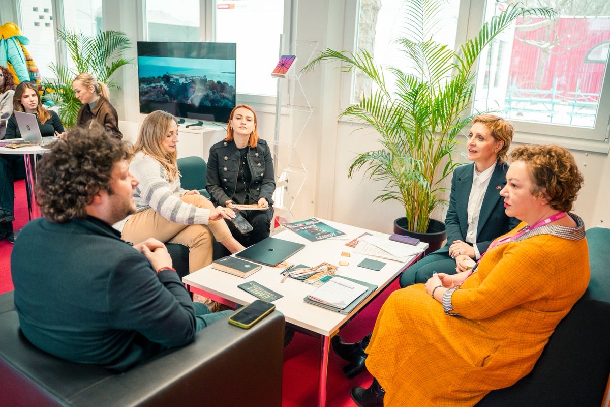 AlEmbGermany's tweet photo. 📌🇩🇪 | Wie jedes Jahr nahm das Nationale Zentrum für Kinematografie Albaniens am European Film Market – Berlinale 2026 teil, der vom 12.–18. Februar stattfand 🎬🎞️🇩🇪

🇦🇱❤️🇽🇰 Am gemeinsamen Pavillon mit dem Kosovo Cinematography Center führte das Nationale Zentrum für Kinematografie Albaniens Treffen mit Produzenten, Regisseuren, Institutionen, internationalen Filmfestivals und weiteren Partnern durch, die an Kooperationen mit Albanien interessiert sind.

🎥 Die jährliche Präsenz albanischer Produzenten und Regisseure, die ihre Projekte gemeinsam mit internationalen Koproduzenten entwickeln, präsentiert die albanische Kinematografie auf seriöse und würdige Weise auf der internationalen Bühne.

✅ An den verschiedenen Veranstaltungen und Aktivitäten der Berlinale 2026 nahm auch die Botschafterin Albaniens in Berlin, Frau Adia Sakiqi, teil.

🇦🇱 Botschafterin Sakiqi besuchte insbesondere den albanischen Pavillon und traf sich mit Vertretern des NZKA sowie mit Filmschaffenden und Regisseuren aus Albanien und dem Kosovo, die an der Berlinale teilnahmen. Während des Treffens wurden zukünftige Projekte der Botschaft Albaniens in Berlin im Filmbereich sowie Möglichkeiten zur weiteren Unterstützung des albanischen Kinos bei ähnlichen internationalen Veranstaltungen besprochen 📽️🎞️

—————

📌🇦🇱 | Si çdo vit, Qendra Kombëtare e Kinematografisë së Shqipërisë mori pjesë në European Film Market – Berlinale 2026, i zhvilluar në datat 12–18 shkurt 🎬🎞️🇩🇪

🇦🇱❤️🇽🇰 Në pavijonin e përbashkët me Qendrën Kinematografike të Kosovës, Qendra Kombëtare e Kinematografisë së Shqipërisë zhvilloi takime me producentë, regjisorë, institucione, festivale ndërkombëtare filmi dhe partnerë të tjerë të interesuar për bashkëpunime me Shqipërinë.

🎥 Prania e përvitshme e producentëve dhe regjisorëve shqiptarë, të cilët po zhvillojnë projektet e tyre me bashkëprodhues ndërkombëtarë, prezanton në mënyrë serioze dhe dinjitoze kinematografinë shqiptare në arenën ndërkombëtare.

✅ E pranishme në aktivitetet dhe organizimet e ndryshme të Berlinale 2026 ishte dhe Ambasadorja e Shqipërisë në Berlin, znj. Adia Sakiqi.

🇦🇱 Ambasadorja Sakiqi vizitoi në veçanti pavijonin e Shqipërisë dhe u takua me përfaqësuesit e QKK-së, kineastë dhe regjisorë nga Shqipëria dhe Kosova që merrnin pjesë në Berlinale. Gjatë takimit u diskutua mbi projektet e ardhshme të organizuara nga Ambasada e Shqipërisë në Berlin në fushën e filmit, si dhe mbi mundësitë për mbështetjen e mëtejshme të kinemasë shqiptare në evente të ngjashme ndërkombëtare 📽️🎞️🌎