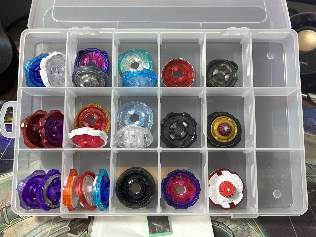 パーツが増えたから整理してた てかこいつ、11月にベイブレード始めた