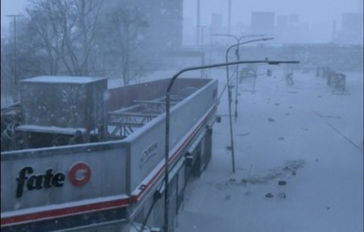 En la ficción los cascarudos hicieron pija la empresa. En la realidad, un enano incestuoso que votó la mitad de los argentinos.