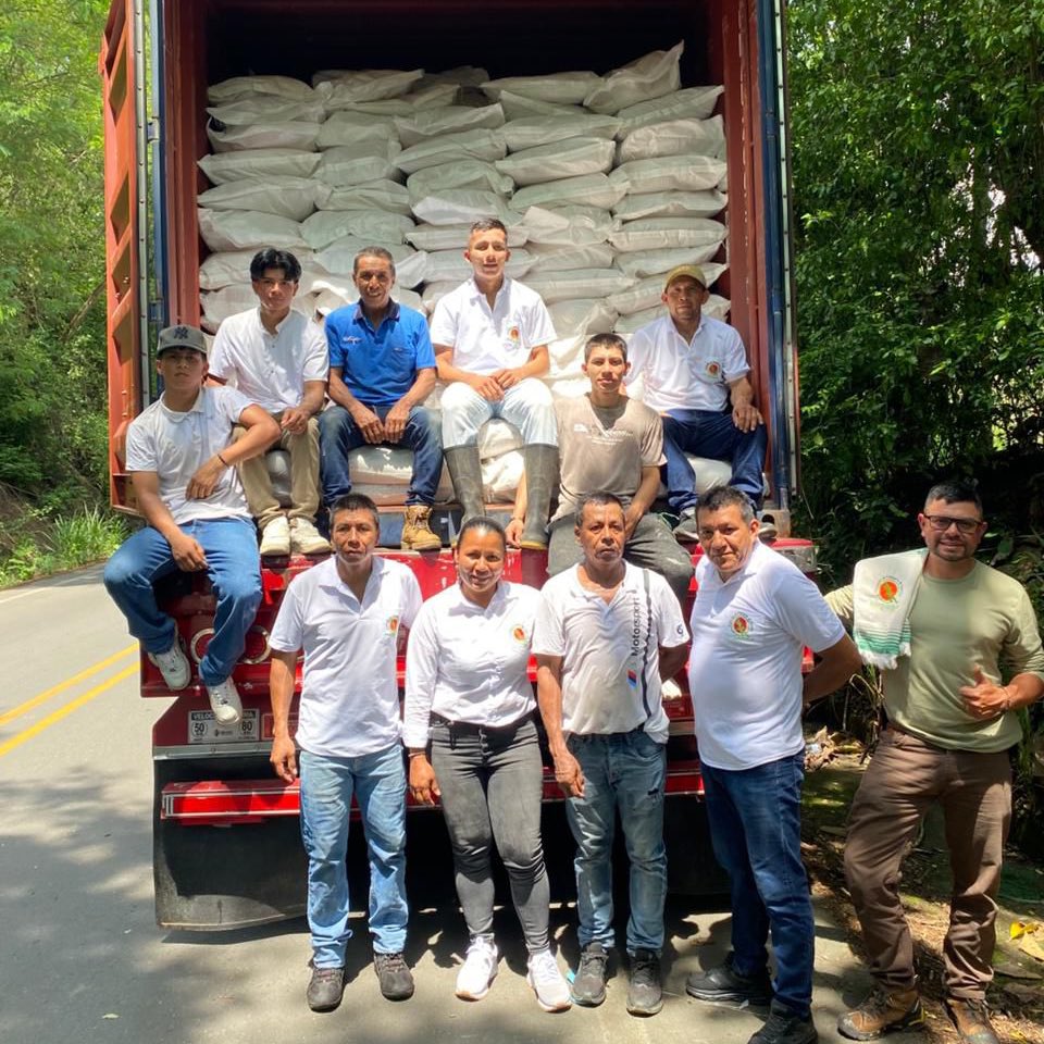 PatinoJuanD's tweet photo. Se enviaron 20 toneladas de panela orgánica de Asopanela Quinchía con destino a Europa (España 🇪🇸 ). El 50 % de la producción proviene de la Central de Mieles y el 50 % de productores certificados orgánicos.

Esta operación beneficia directamente a 50 productores de caña y panela, fortaleciendo la economía rural y la proyección internacional del sector panelero.