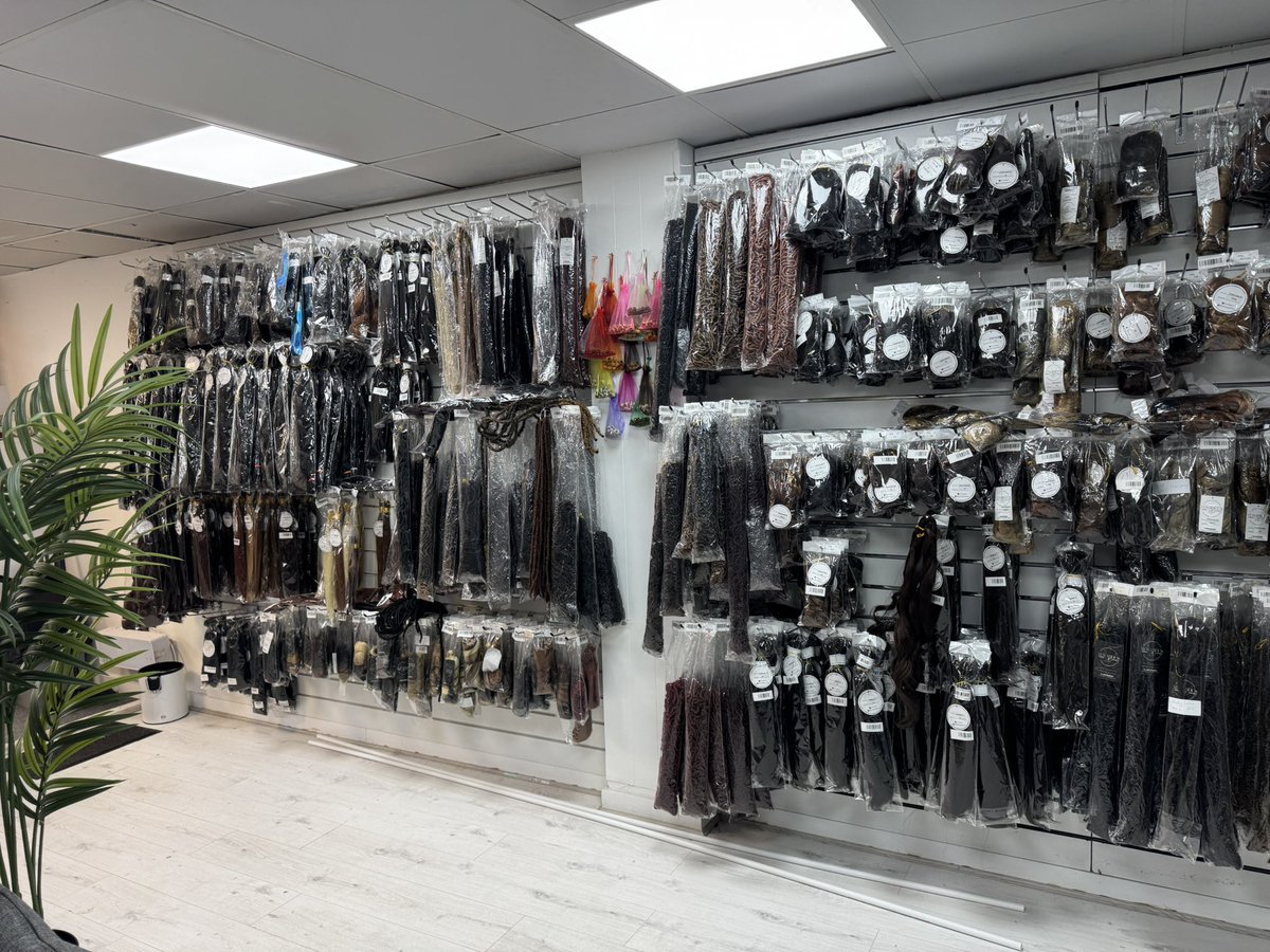 If you’re in Manchester, don’t miss this.
Yewande’s Braids is selling off a large batch of extensions at giveaway prices (from 50p).

Synthetic locs
Human hair curls
Human hair twist extensions

Walk in and choose yourself.
Perfect for personal use, stylists looking to resell.