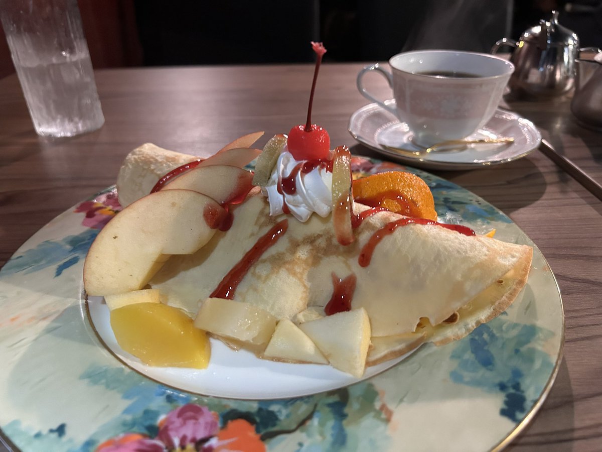 このご時世でも全席喫煙なので常に煙草の匂いがする喫茶店のおやつを