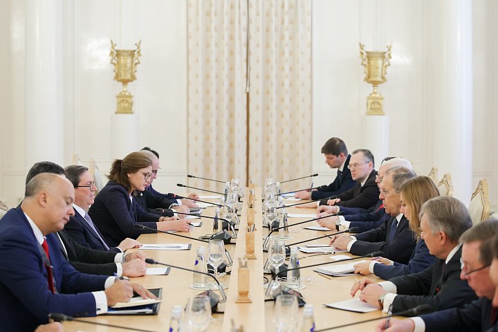 Gran satisfacción de reunirme nuevamente con mi estimado amigo Serguei Lavrov, Canciller de #Rusia. Agradecí la tradicional e histórica solidaridad y apoyo rusos a #Cuba, en particular frente al bloqueo y el cerco energético.

Trabajaremos juntos en defensa del Derecho