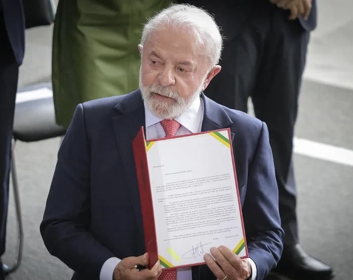 pedrorousseff's tweet image. 🚨URGENTE 

Enquanto TODOS estão distraídos com o Carnaval, o presidente Lula ACABOU de VETAR os SUPERSALÁRIOS na
Câmara, no Senado e no TCU! 

GRANDE DIA! 🇧🇷👍