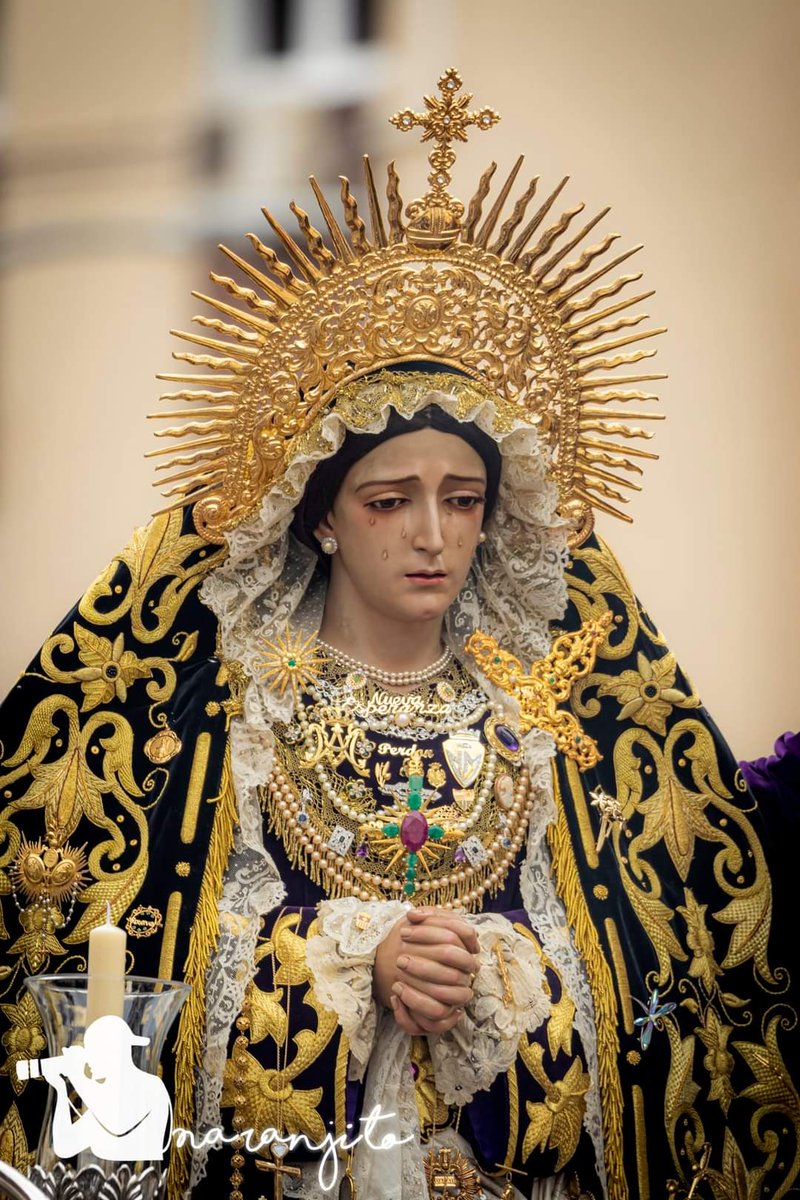 “Si se levanta la tempestad de las tentaciones, si caes en el escollo de las tristezas, eleva tus ojos a Ella”