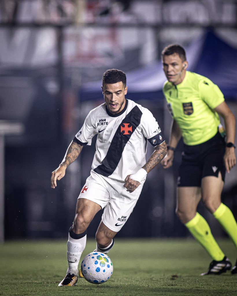 Oledobrasil's tweet photo. Impressão minha ou foi só começar a ser cobrado que Coutinho pediu pra sair do Vasco? 😂😂😂

📸 Matheus Lima/CRVG https://t.co/E4oQn3xERh