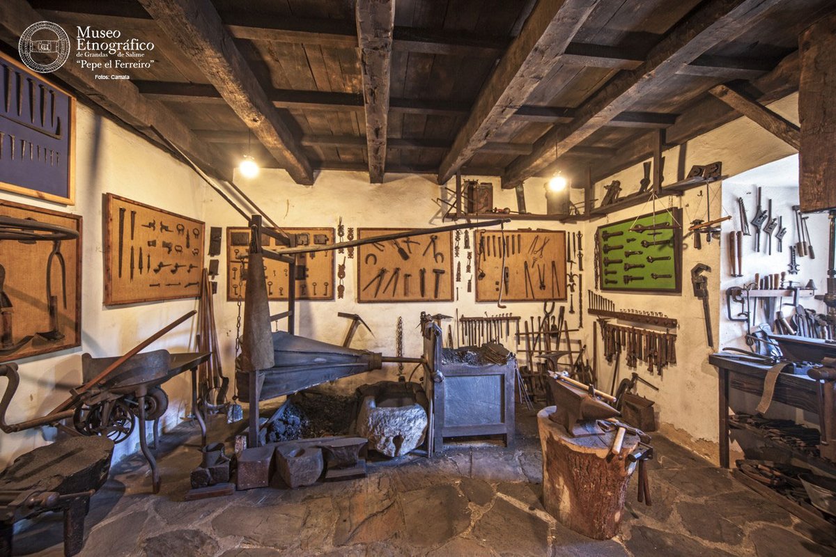 ¿Entramos en la fragua del Museo? En el taller del “ferreiro” era imprescindible la mesa de trabajo, colocada siempre junto a una ventana, y la “forxa”.

👉 museodegrandas.es/el-museo/02-la…