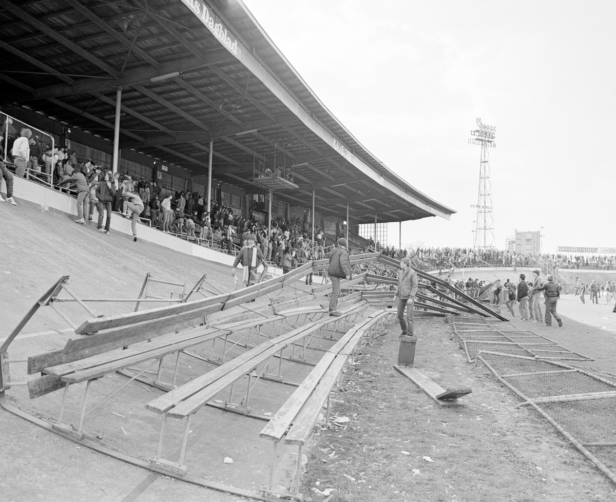 EllyDriebergen's tweet photo. En toch zat ik lekker op die paddocktribune #FCutrecht #utrecht #slopen https://t.co/U7JAQhKLqM