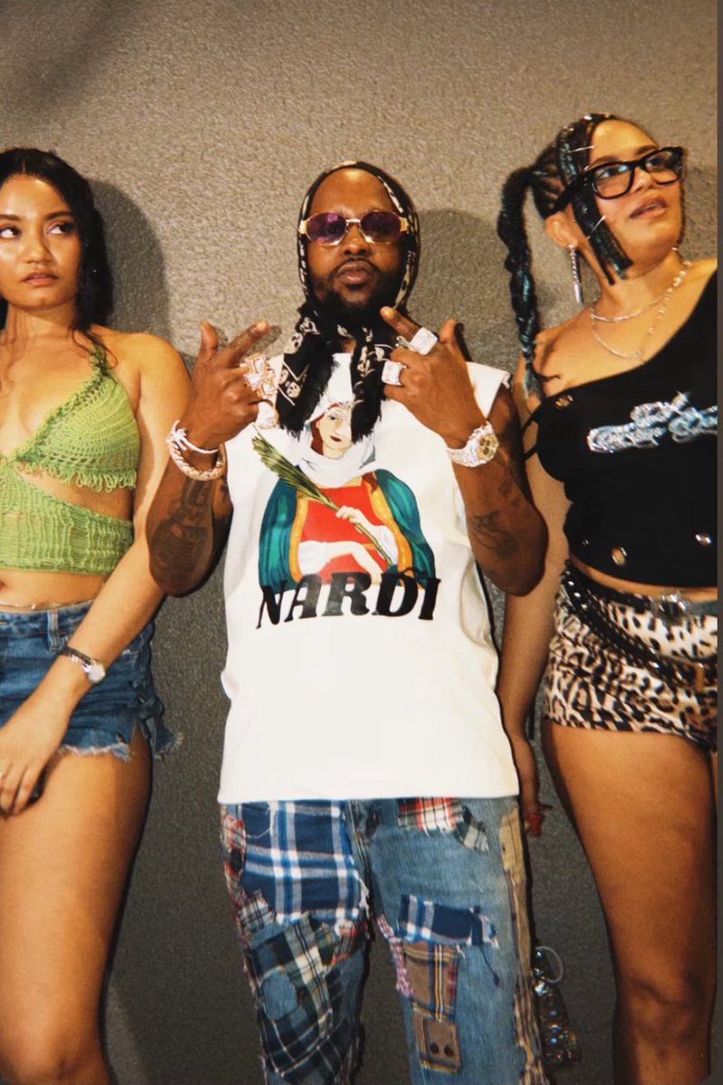 BernardDow's tweet photo. PUSH !! 🔥🔥 Unruly energy tun all the way up! Big shouts to NARDI Clothing @nardi_clo 🇬🇭for the heat, and respect to @popcaanmusic  for rocking it the right way.

NARDI x Unruly Boss , different level. #nardiclothingbrand 🇬🇭🇯🇲 #nardiapparel #nardiclothing #nardistudios https://t.co/XYxt90VKgn