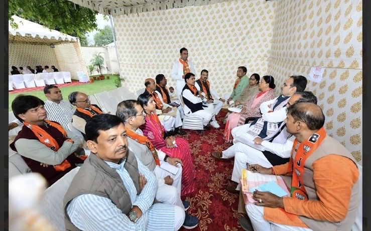आज मुख्यमंत्री निवास पर कोटा संभाग की संघठनात्मक बैठक में शामिल हुआ l बैठक में माननीय प्रधानमंत्री श्री <a href="/narendramodi/">Narendra Modi</a> जी के ‘विकसित भारत’ के विजन तथा हमारे ‘विकसित राजस्थान’ के संकल्पित बजट की घोषणाओं को जन-जन तक प्रभावी रूप से पहुंचाने और सरकार द्वारा लिए जा रहे जनकल्याणकारी