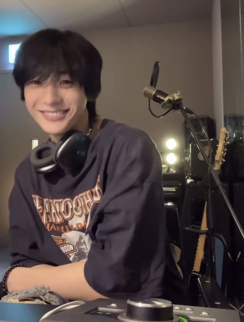 พูดจริงๆนะแอนตันหล่อในทุกช่วงชีวิตเลยอ่ะ แทบจะไม่มียุคมืด ตอนอยู่ไฮสคูลก็คงเป็นเอเชี่ยนหล่อๆในสายตาใครหลายคน โคตรเข้าใจเจ๊แหม่มคนนั้นที่ตะโกนเรียกโทนี่ตอนนางขึ้นเวที เบ้าหน้าโคตรขี้โกงยังไม่พอ มีความสามารถอีกพระเจ้าลำเอียงไปไหม โคตรอิจฉาน้องวอนบินเลยอ่ะ