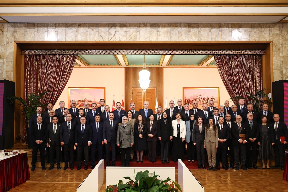 Putin bir gün çıkıp dedi ki, "Teröristleri affetmek Tanrının işi, benim işim onları O'na göndermek."

Adam devlet aklıyla konuştu, dünya duydu.  

Bizde ne oldu? Teröristbaşı ile masaya oturdular. 
Dağdan inenler çiçeklerle karşılandı. 
Şehit anaları ağlarken katiller barış