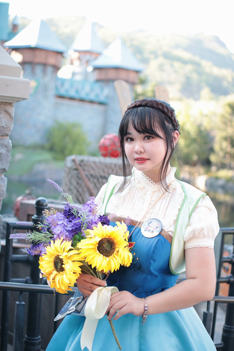 Kimura_Melody's tweet photo. 実は今日は23歳の誕生日でした🎂🎉
私、もう23なの？！やばいwwwww時間早すぎて
Frozen feverのアナのバースデードレス参考して作ったバウンド✨全身安定の手作り🪡🧵
裾のひまわりは全部手縫いで立体の✨🌻
#アナと雪の女王 
#香港ディズニーランド 
#ディズニーバウンド 
#FrozenAnna https://t.co/N8gRSKbdLq