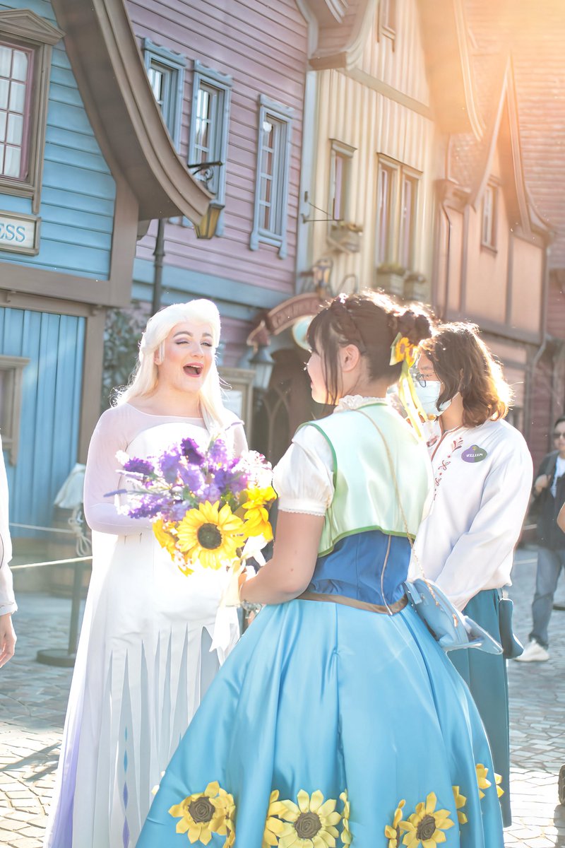 Kimura_Melody's tweet photo. 実は今日は23歳の誕生日でした🎂🎉
私、もう23なの？！やばいwwwww時間早すぎて
Frozen feverのアナのバースデードレス参考して作ったバウンド✨全身安定の手作り🪡🧵
裾のひまわりは全部手縫いで立体の✨🌻
#アナと雪の女王 
#香港ディズニーランド 
#ディズニーバウンド 
#FrozenAnna https://t.co/N8gRSKbdLq