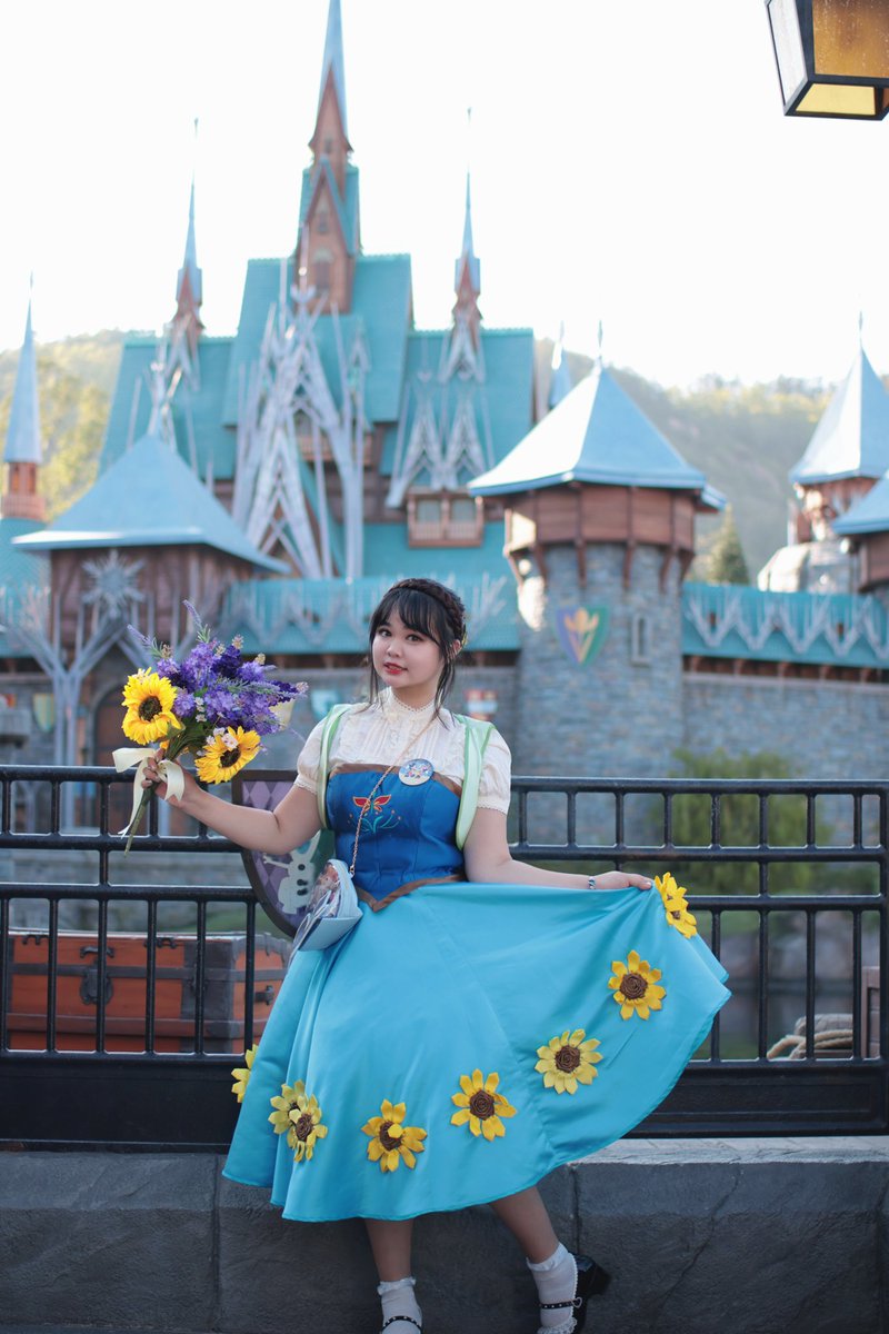 Kimura_Melody's tweet photo. 実は今日は23歳の誕生日でした🎂🎉
私、もう23なの？！やばいwwwww時間早すぎて
Frozen feverのアナのバースデードレス参考して作ったバウンド✨全身安定の手作り🪡🧵
裾のひまわりは全部手縫いで立体の✨🌻
#アナと雪の女王 
#香港ディズニーランド 
#ディズニーバウンド 
#FrozenAnna https://t.co/N8gRSKbdLq