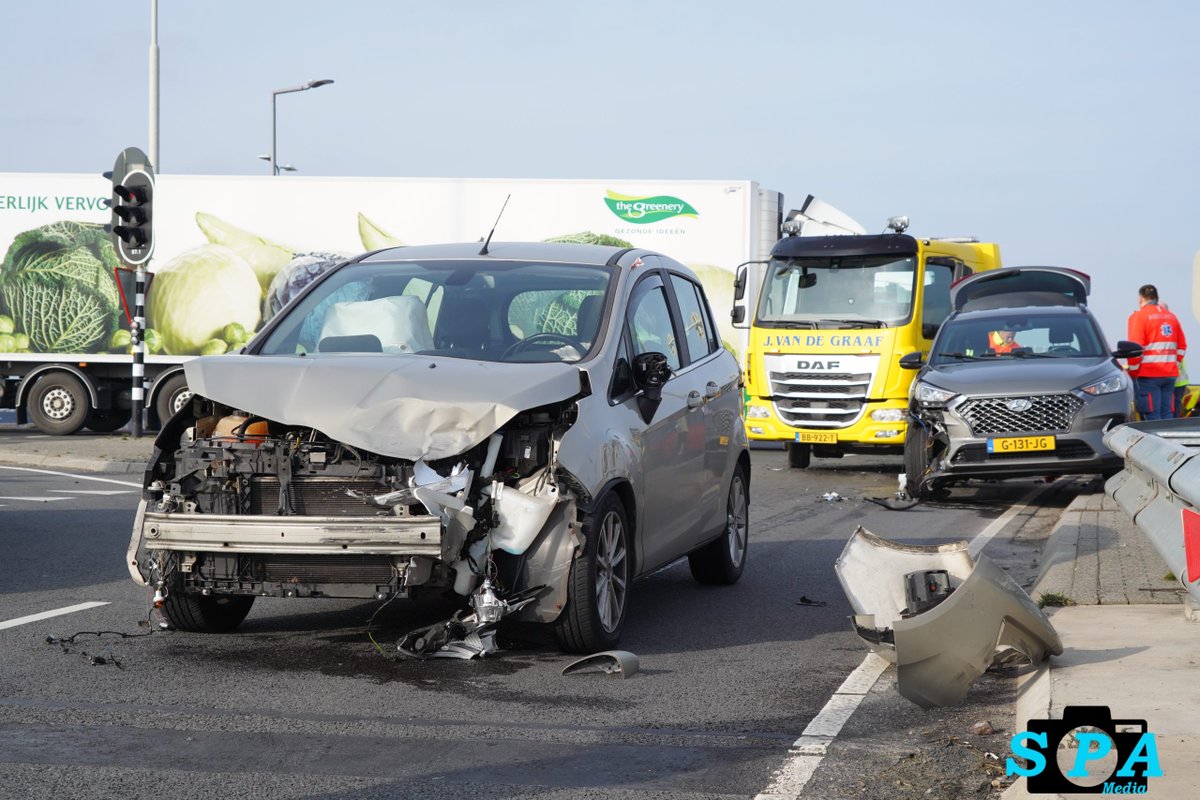 Flinke schade na botsing afrit A16/N209 Bergschenhoek