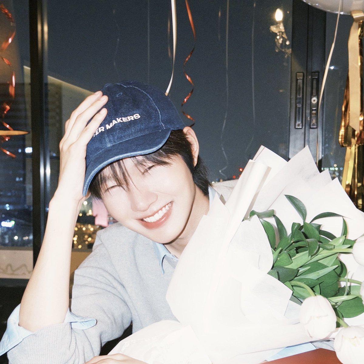 จนจบวันยังไม่มีรูปหะริดหรือรูปคู่เก่งน้ำปิงออกมาเลย คือเขาใส่ใจและให้ความรักกับน้องเต็มที่มาก ถ่ายคลิป ถ่ายรูป ถ่ายรีแอคชั่นรอยยิ้มอ้วม ๆ ของน้องไว้ คือแค่เห็นน้องยิ้มก็มีความสุขไปด้วยแล้วงี้ 😭